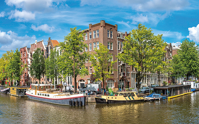 街中に水路が流れるアムステルダム