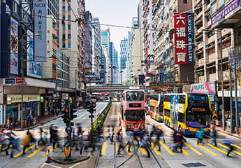 路面電車が走る香港の街並み