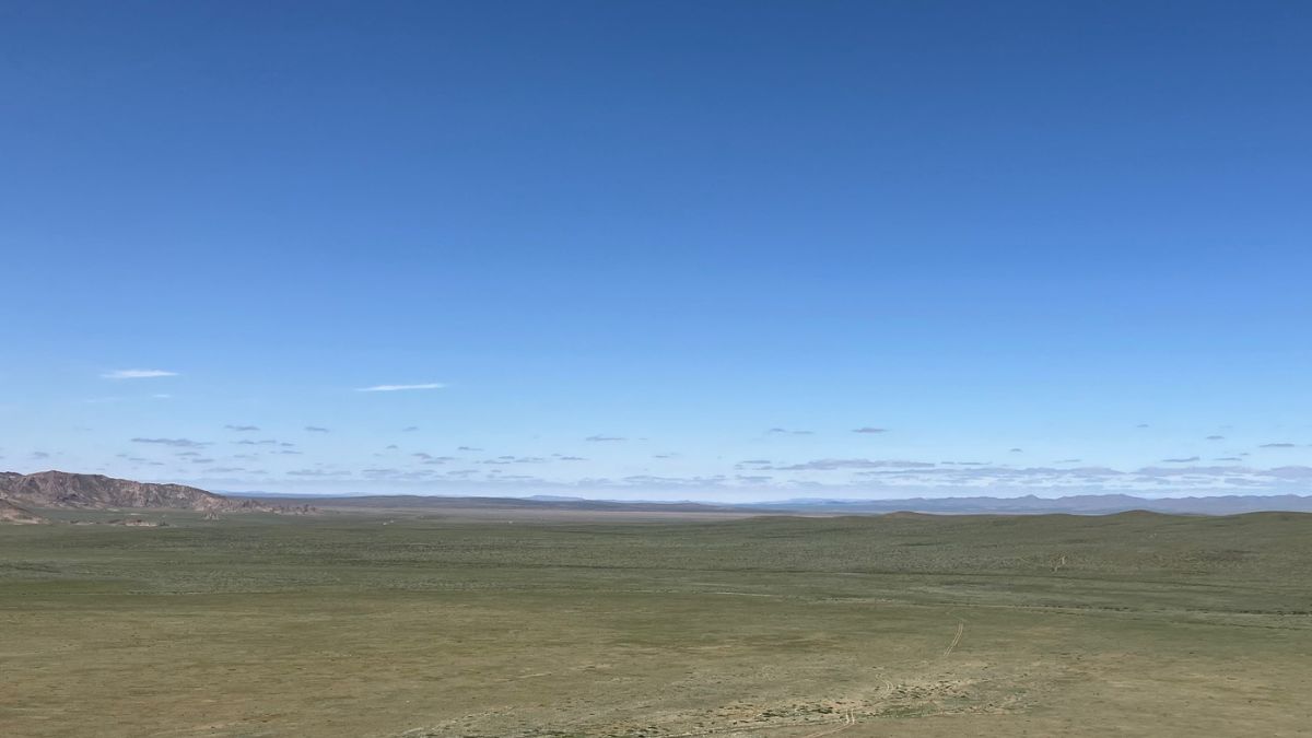 モンゴルの大草原と広い空