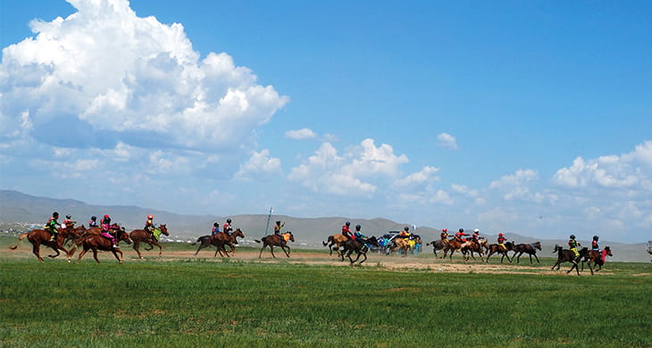 遊牧民の乗馬風景
